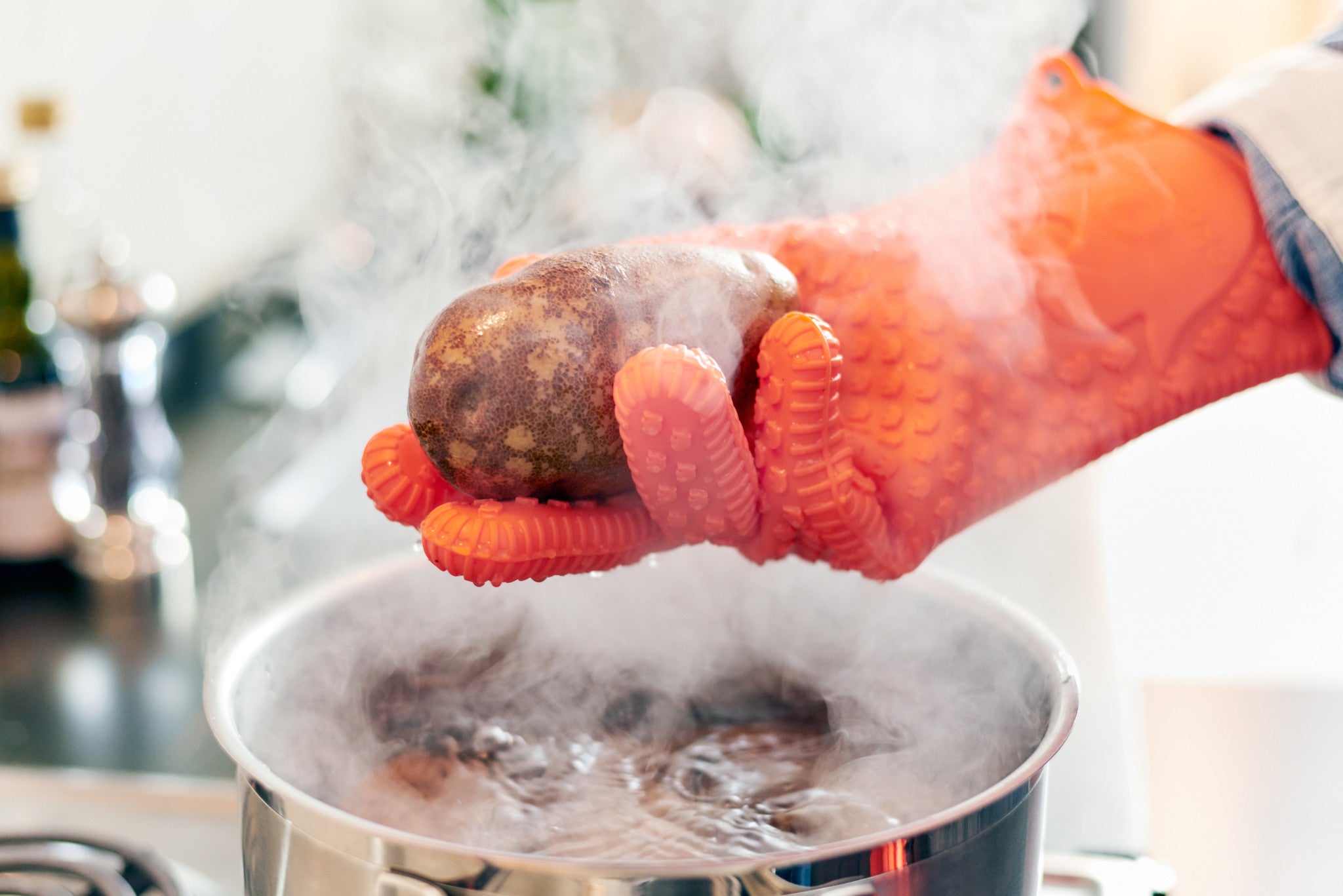 best bbq gloves silicone holding hot potatoe