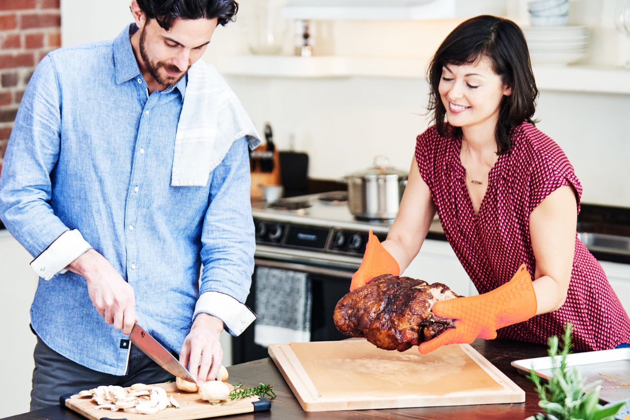 best bbq gloves silicone holding hot pork shoulder